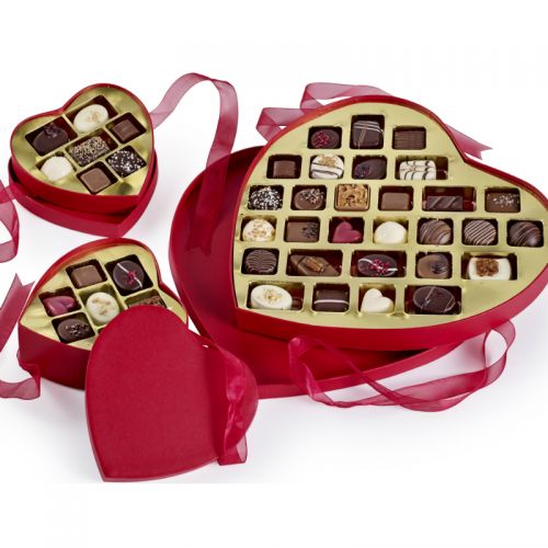 Hjerteæsker med luksus chokolade_closeup