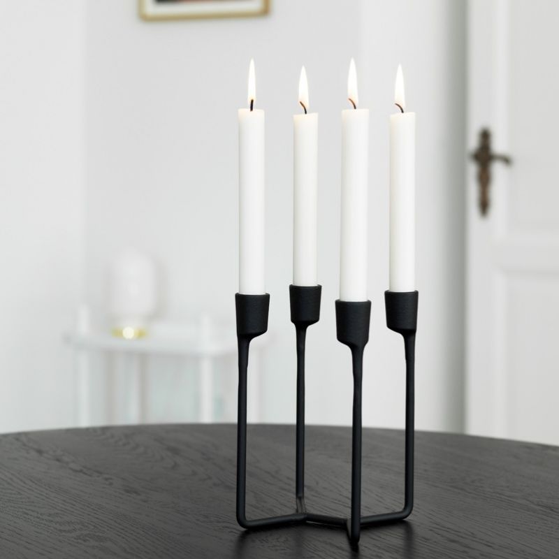 Heima-lysestagen er i støbejern og skabt til fællesskab og hygge.
