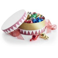 Rund Hatteæske -  Mixed Chokoladekugler STOR 600g_motiv: Tromme 2060-2343